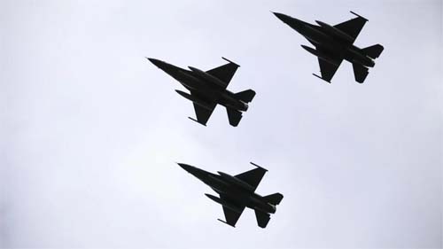 Pilotos ucranianos são treinados no sudoeste da França para pilotar caças F-16