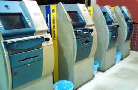 Fim do horário de verão gera mudanças em bancos e voos
