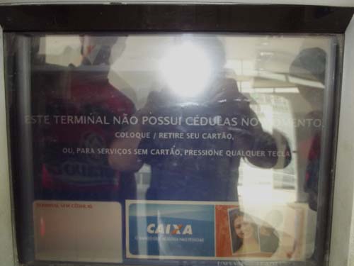 Porta travada impede acesso de clientes aos terminais eletrônicos da Caixa Econômica agência de União dos Palmares
