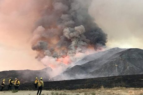 Chá de bebê com fogos de artifício provocou incêndio na Califórnia