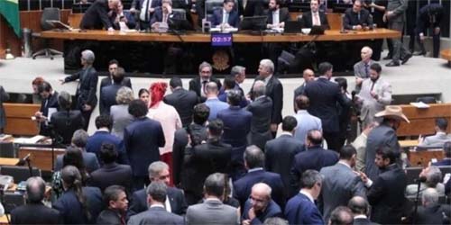 Câmara aprova legislação que diminui sentenças para condenados relacionados aos eventos de 8 de janeiro