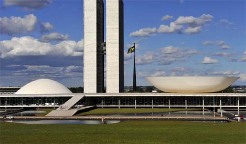 Fogo controlado na Câmara dos Deputados mobiliza equipes de emergência em Brasília