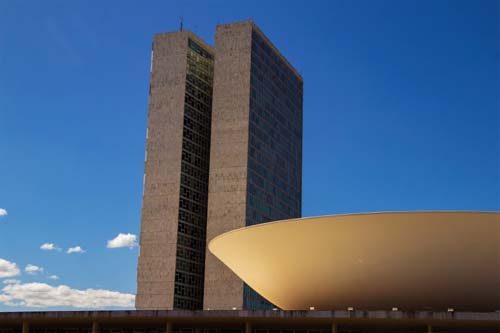 Câmara declara perda de mandato de sete deputados federais e empossa novos eleitos