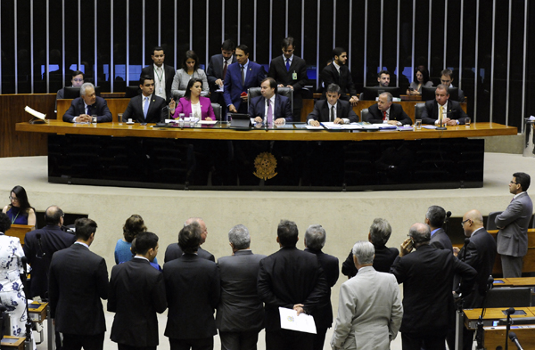 Plenário vota denúncia contra Temer e ministros amanhã