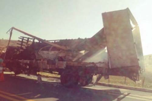 Caminhão-baú pega fogo e chamas destroem alimentos, móveis e carro de passeio em União