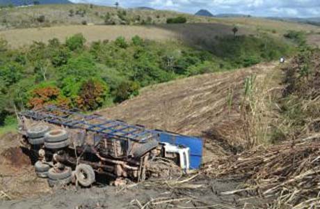 Caminhão de cana-de-açúcar tomba em Joaquim Gomes