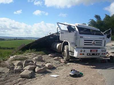 Caminhão capota em rodovia e carga de cimento é saqueada