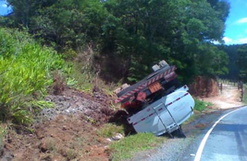 Caminhão carregado de combustível tomba e deixa feridos no interior Alagoano 