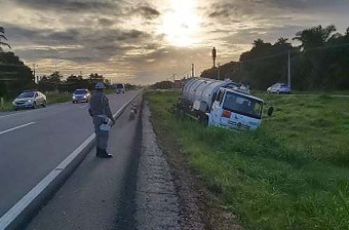 Condutor perde controle da direção e caminhão vai parar no canteiro central de rodovia