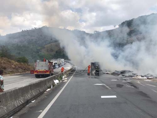 Caminhão tomba e carga de papel pega fogo na BR-101 em Flexeiras