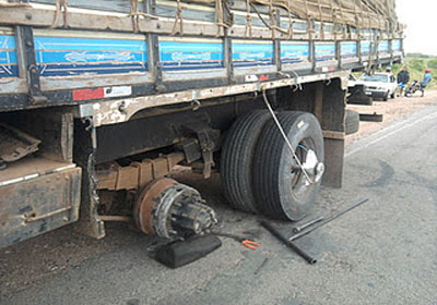 Pneu de caminhão se desprende e atinge mulher