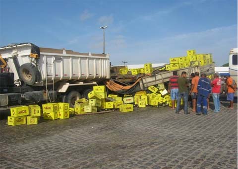 Carga de cerveja tomba as margens da BR 101 em São Miguel dos Campos