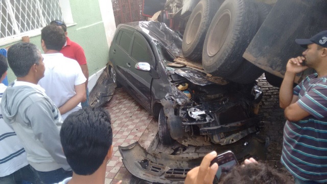 Caminhão perde freio e passa por cima de carro de Policial Militar