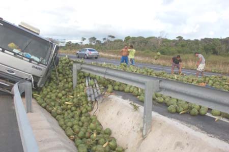 Caminhão carregado de coco tomba na AL-101 SUL