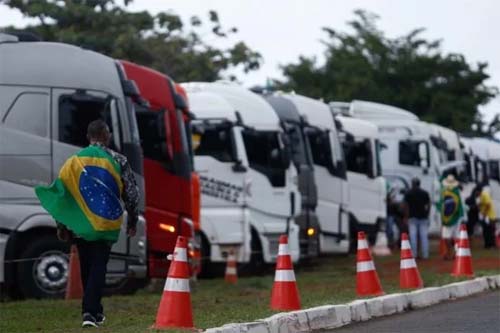 Donos de caminhões no QG do Exército no DF doaram R$ 1,5 mi a Bolsonaro