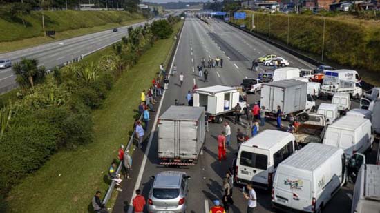 Crise revela dependência de transporte rodoviário que é 'mais barato e dá voto'