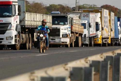 Caminhoneiros exigem queda no preço do diesel e marcam greve para 1º de novembro