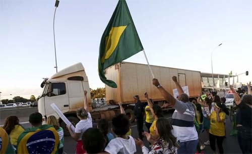 Caminhoneiros começam a receber benefício emergencial nesta terça