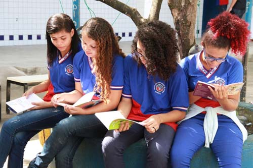 Campanha Doe livros estimula o hábito da leitura em alunos da rede pública