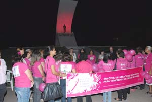 Campanha Outubro Rosa alerta mulheres sobre de câncer de mama 