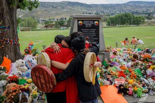 Novas tumbas achadas em ex-internato indígena dirigido pela Igreja abalam Canadá