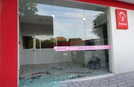 Assaltantes explodem caixa eletrônico do Bradesco em Canapí