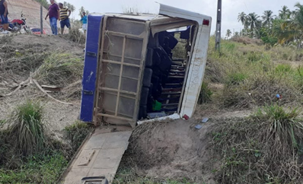 Ônibus capota na rodovia AL 101 Norte e deixa algumas pessoas feridas