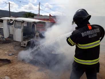 Carcaças de veículos pegam fogo e bombeiros são acionados na BR-104