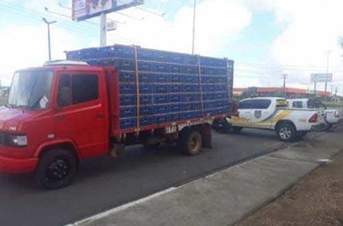 Operação apreende carga com 800 frangos sem nota fiscal em Limoeiro de Anadia