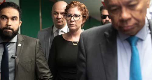 Ex-deputada Carla Zambelli é vítima de agressões na prisão e consegue transferência de cela