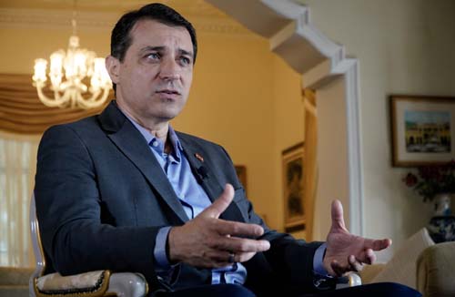 Governador afastado de SC volta ao cargo após ser absolvido em impeachment