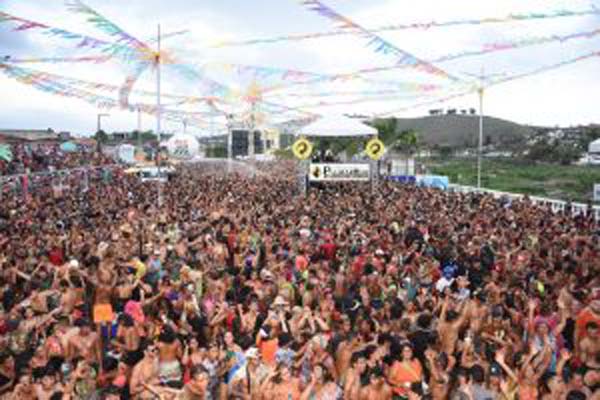 Cerca de 20 mil pessoas se despedem do último dia do mela-mela no CarnaLaje