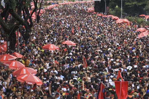 O que é demofobia: o medo de multidões que te afasta das festas de Carnaval