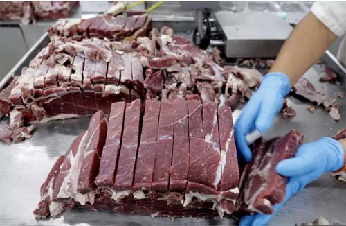 China suspende importação de mais 2 frigoríficos do Brasil