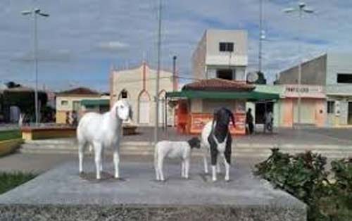 Homem faz buraco na parede, filma meninas de 8 e 13 anos tomando banho e ameaça estuprar