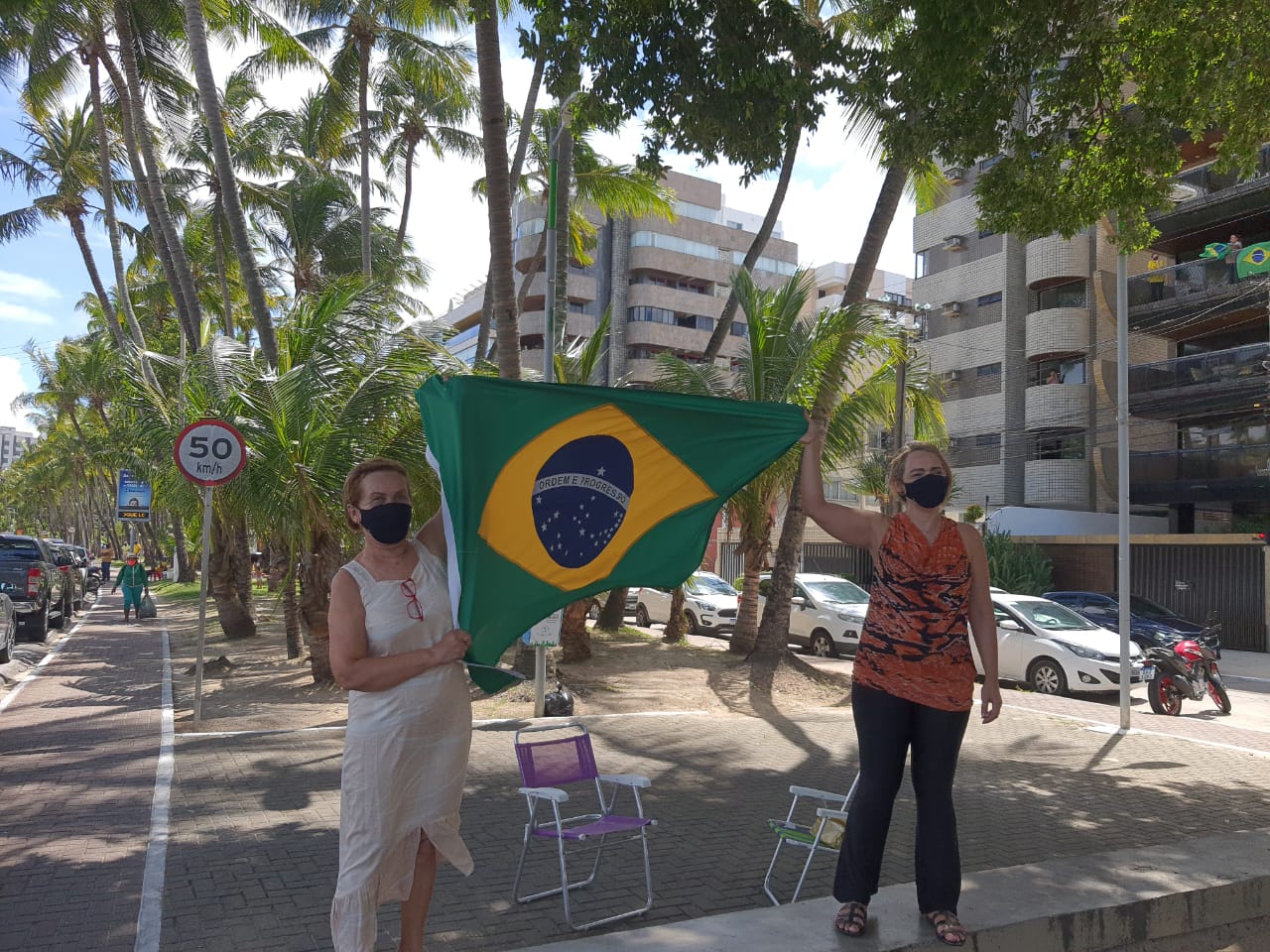 Simpatizantes de Bolsonaro em Maceió fazem carreata