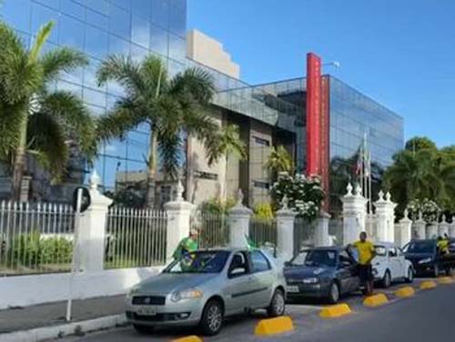 Vídeo: em carreata e buzinaço na frente do Palácio, grupo pede flexibilização da quarentena e “fim da tirania dos governadores
