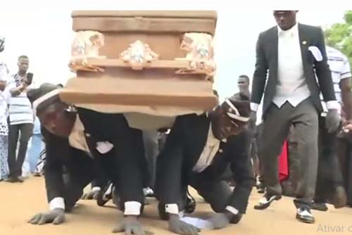 Carregador de caixão dançarino de Gana celebra memes, mas lamenta pandemia: 'Derrubou meu negócio'