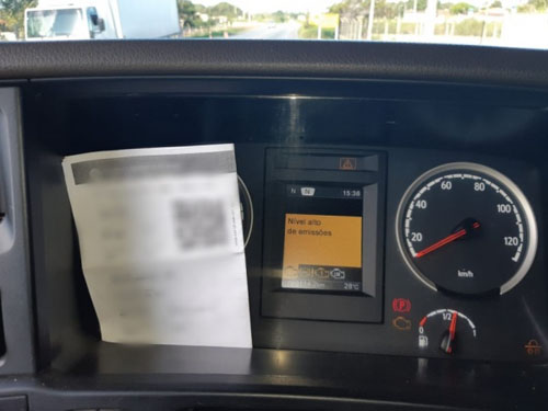 PRF retira de circulação carreta que poluía meio ambiente além dos limites