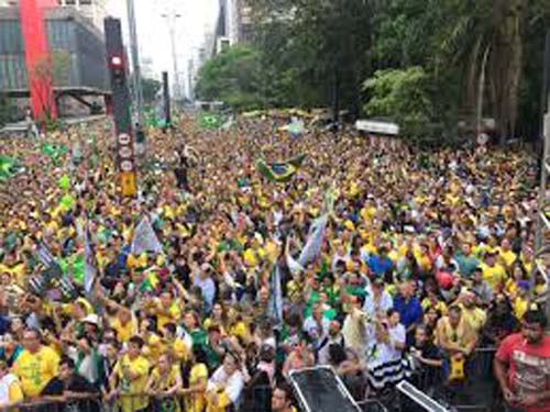 Bolsonaristas fazem carreata pedindo fim do isolamento