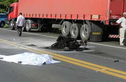 Carreta colide com cinquentinha e duas pessoas morrem na BR-101, em Junqueiro