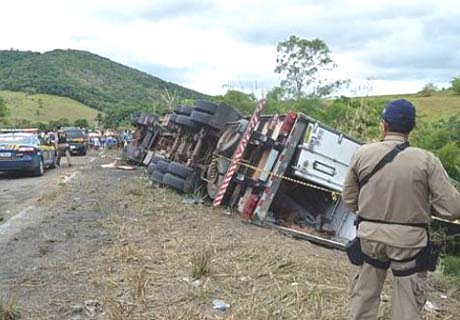Carreta tomba e carga de carne é saqueada na rodovia BR-101