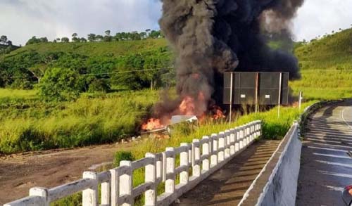 Carreta capota e incendeia na BR-101 no interior de Alagoas