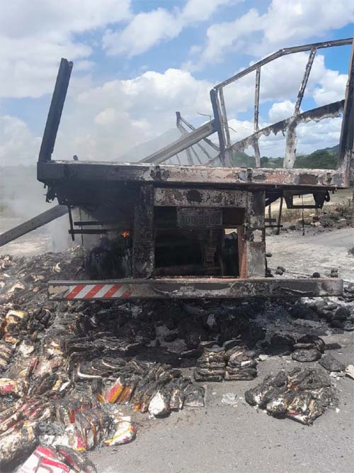 Incêndio destrói carreta que tombou na AL-220; motorista é socorrido