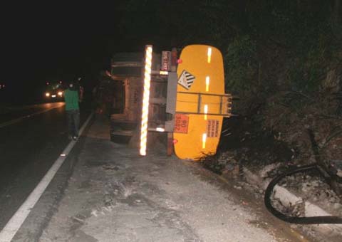 Carreta tomba em Satuba após motorista cochilar 