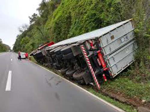 Carreta tomba na BR-101 e deixa trecho interditado em Flexeiras