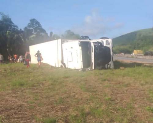 Carreta tomba, deixa um ferido e tem carga saqueada em trecho da BR 101