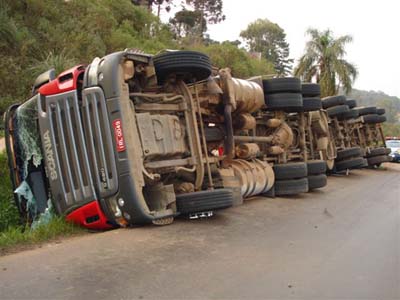 Carreta vira e 12 mil toneladas de vidro são saqueados 