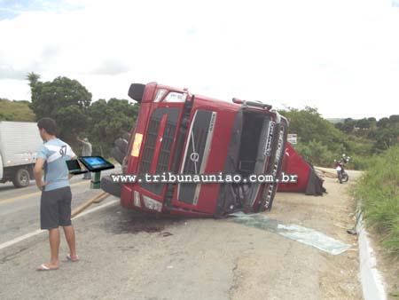 Carreta carregada de madeira tomba na BR-104 na zona rural de União dos Palmares