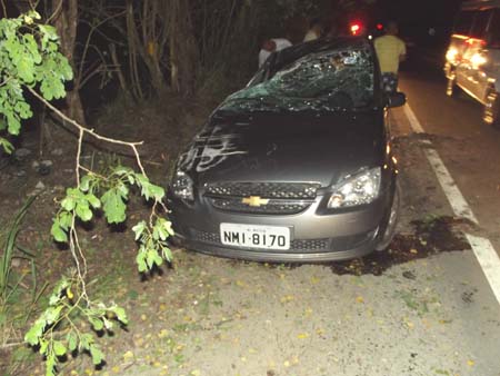 Motorista perde o controle de carro, bate na banqueta contrária da BR-104 e provoca acidente na zona rural de Branquinha